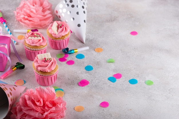 Conceito de festa de aniversário com cupcake