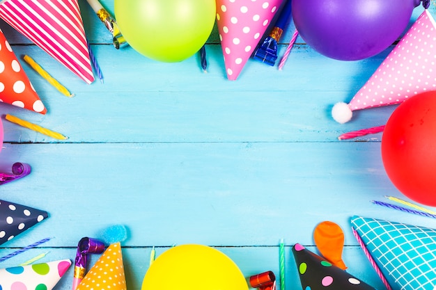 conceito de festa de aniversário no fundo branco padrão de exibição de topo