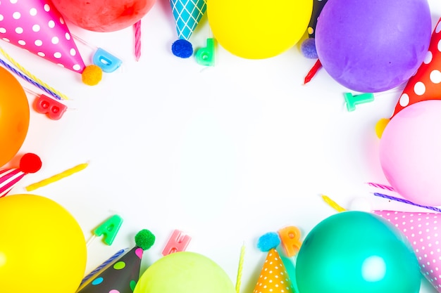 conceito de festa de aniversário no fundo branco padrão de exibição de topo