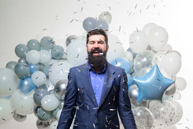 Foto conceito de festa de feriados de celebração feliz empresário com homem de festa de confete voador com ar