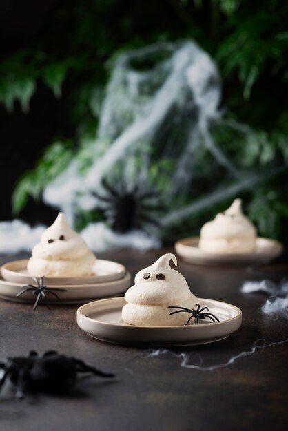 Conceito de festa de Halloween com merengue e aranhas, imagem de foco seletivo