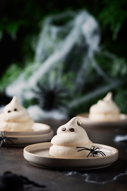 Conceito de festa de Halloween com merengue e aranhas, imagem de foco seletivo