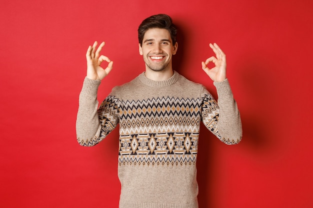 Conceito de festa de Natal e feriados com um jovem bonito