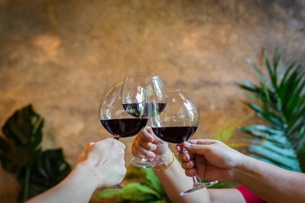 Conceito de festa e celebração Amigos tilintando taças de vinho tinto