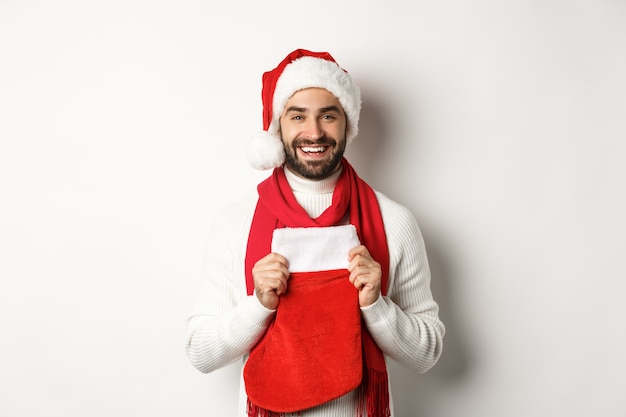 Conceito de festa e feriados de Natal com um jovem bonito