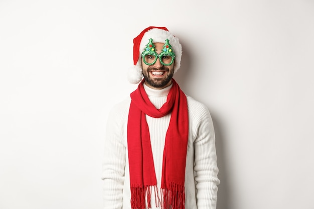 Conceito de festa e feriados de Natal com um jovem bonito