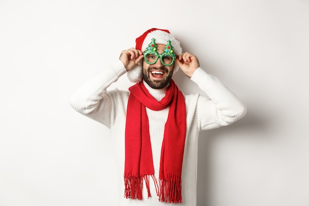 Conceito de festa e feriados de Natal com um jovem bonito