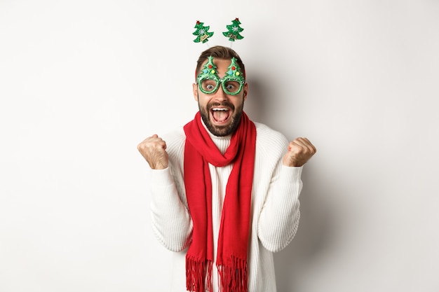 Conceito de festa e feriados de Natal com um jovem bonito