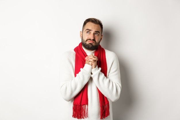 Conceito de festa e feriados de Natal com um jovem bonito