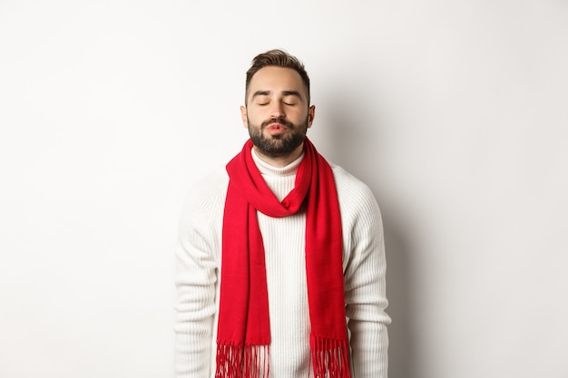 Conceito de festa e feriados de Natal com um jovem bonito