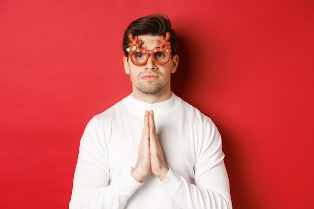 Conceito de festa e feriados de Natal com um jovem bonito