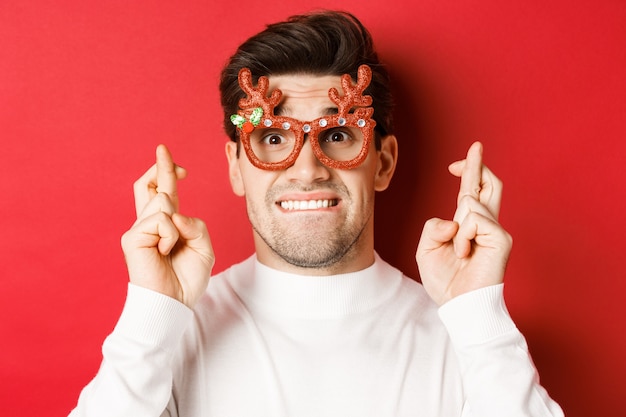 Conceito de festa e feriados de Natal com um jovem bonito