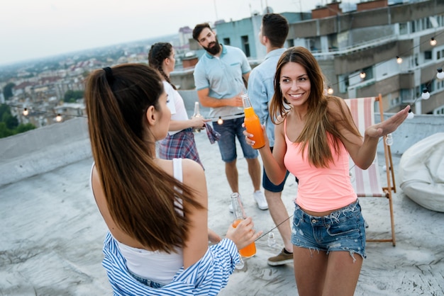 Conceito de festa, feriados, celebração e amizade. lindas garotas felizes dançando e se divertindo juntas