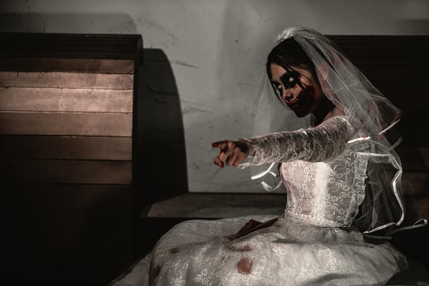 Conceito de festival de Halloween Rosto de fantasma de maquiagem de mulher asiáticaPersonagem de zumbi de noivaPapel de parede ou pôster de filme de terror