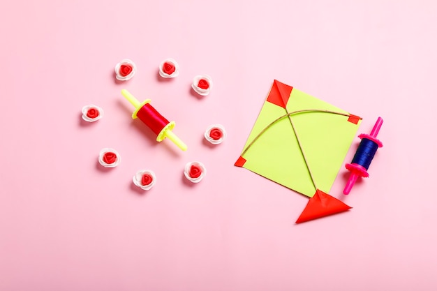 Conceito de festival makar sankranti indiano, pipa colorida, corda e bola de semente de gergelim doce.