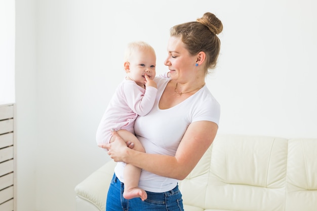 Conceito de filhos e pais - mãe e seu bebê em casa