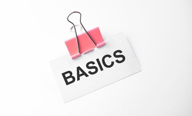 Conceito de finanças e negócios. Em um fundo branco está um marcador e um cartão de visita com a inscrição - BASICS