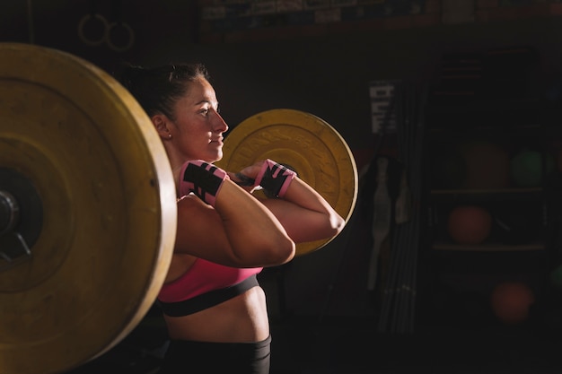 Conceito de fitness com mulher fazendo levantamento de peso