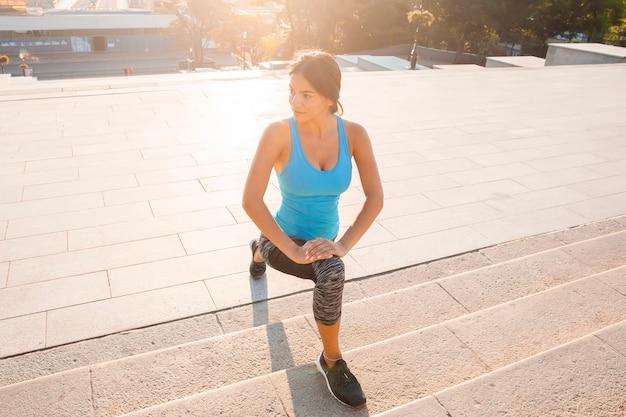 Conceito de fitness e estilo de vida - mulher fazendo esportes ao ar livre.