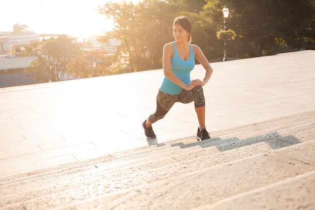 Conceito de fitness e estilo de vida - mulher fazendo esportes ao ar livre.