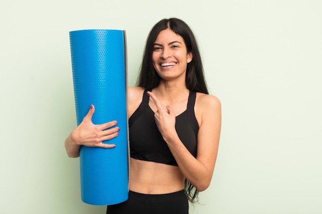 Conceito de fitness e ioga jovem mulher hispânica