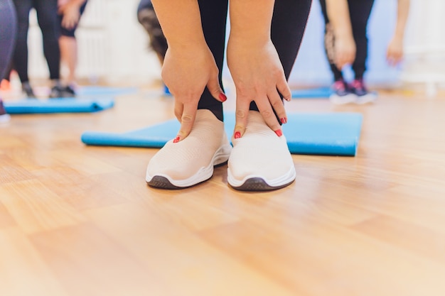 conceito de fitness, esporte, treinamento, academia e estilo de vida - grupo de mulheres malhando na academia.