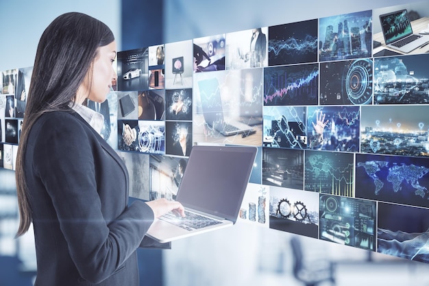Conceito de fluxo de dados com mulher de negócios com laptop em frente à parede de mídia com imagens de vídeo