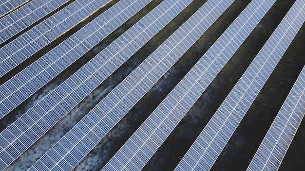 Conceito de fonte de eletricidade alternativa fotovoltaica de painel solar de recursos sustentáveis