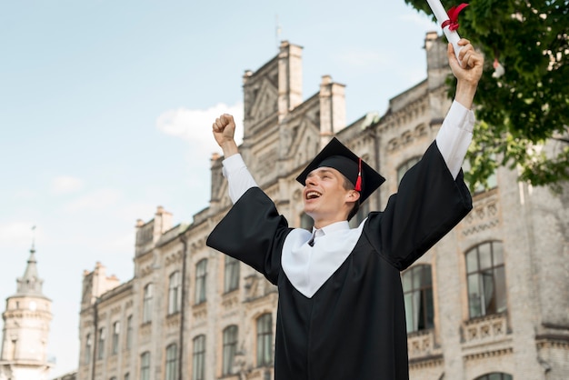 Foto conceito de formatura com retrato de homem feliz