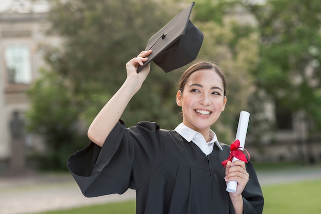 Conceito de formatura com retrato de menina feliz