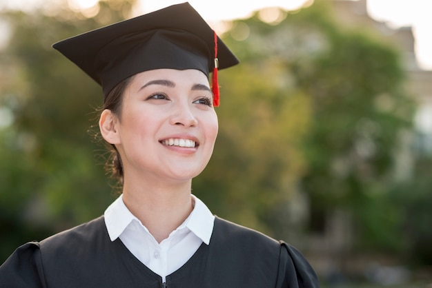 Conceito de formatura com retrato de menina feliz