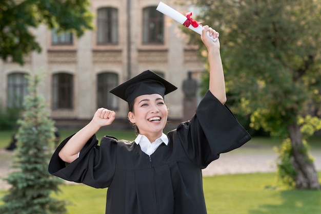 Foto conceito de formatura com retrato de menina feliz