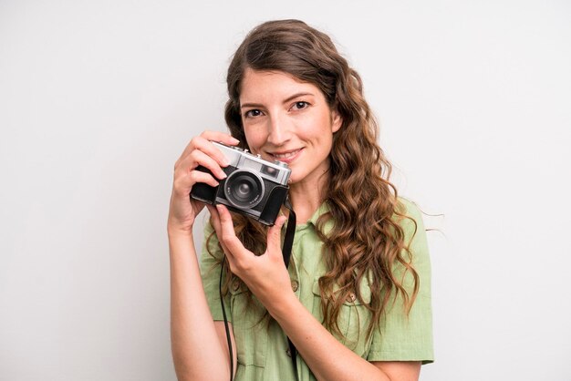 Conceito de fotógrafo de mulher bonita adulta jovem