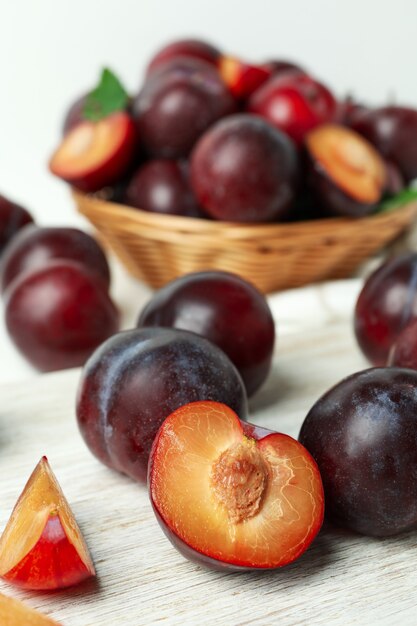 Conceito de fruta com ameixas, close-up e foco seletivo.