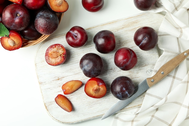 Conceito de fruta com ameixas em um fundo branco.