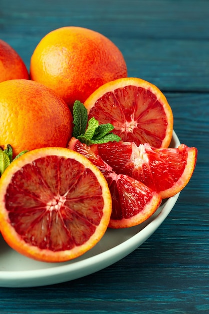 Foto conceito de frutas cítricas com laranja vermelha de perto