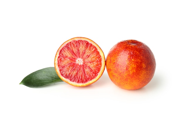 Conceito de frutas cítricas com laranja vermelha isolada no fundo branco