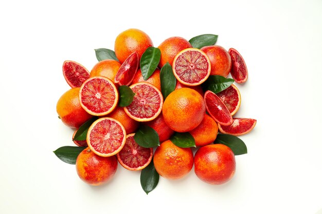 Conceito de frutas cítricas com laranja vermelha sobre fundo branco