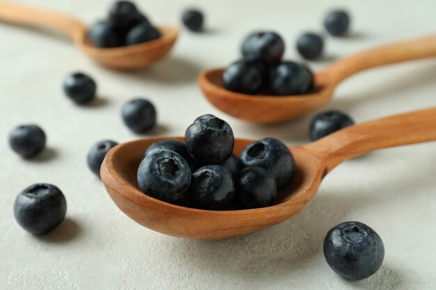 Conceito de frutas frescas com mirtilo na mesa texturizada branca