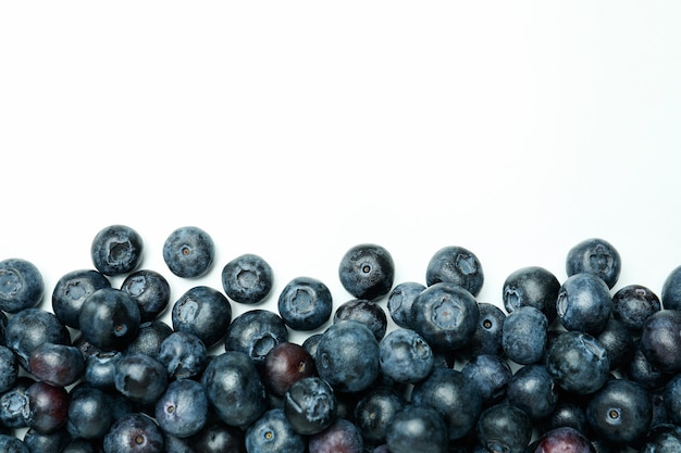 Conceito de frutas frescas com mirtilo na superfície branca