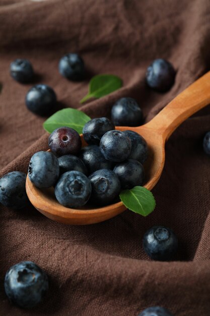 Conceito de frutas frescas com mirtilo na toalha de cozinha