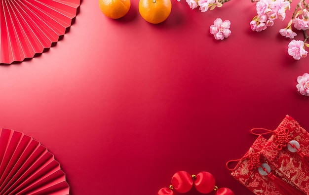 Conceito de fundo de decorações de ano novo chinês feito de laranja vermelha e flor de ameixa