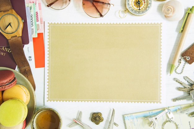 Conceito de fundo de viagens de papel marrom de espaço livre colocado na mesa com acessórios