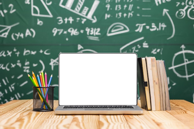 Conceito de fundo educacional Laptop com tela em branco na lousa de fórmula matemática Espaço de cópia de design de banner