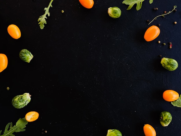 Conceito de fundo escuro de comida de restaurante de espaço livre. tempo de inspiração. composição de vegetais.