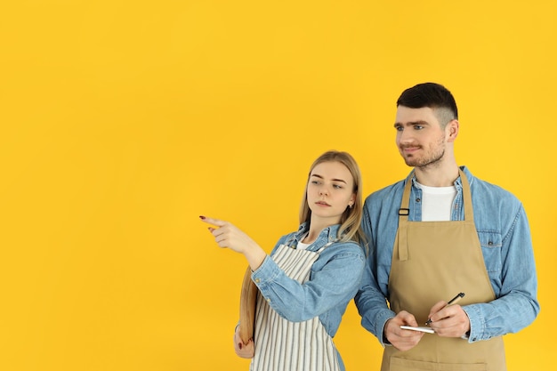 Conceito de garçons de ocupação em fundo amarelo