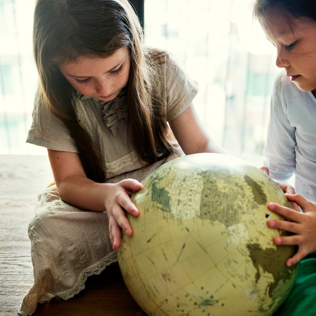 Conceito de geografia de globo de amigos de meninas