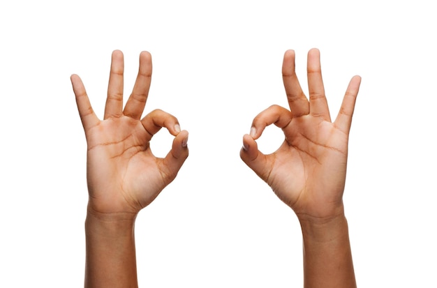 Foto conceito de gesto e partes do corpo - mãos de mulher mostrando sinal de ok