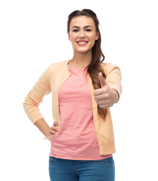 conceito de gesto, moda, retrato e pessoas - jovem feliz e sorridente em casaco de lã mostrando os polegares para cima sobre o branco