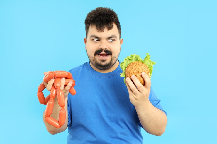Foto conceito de gordo com excesso de peso com comida em fundo azul